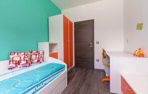 4 bedrooms, iron/ironing board, travel crib, free WiFi