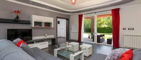 Tv, bordsfotboll och ett bordtennisbord