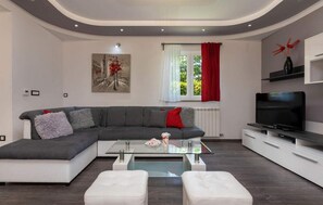 Fernseher, Tischfußball, Tischtennisplatte