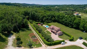 An aerial view of a property with a large house, a swimming pool, and well-maintained gardens. - Lovely home in Motovun with WiFi (Motovun)