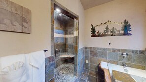 Dusche, Whirlpool, Haartrockner, Handtücher