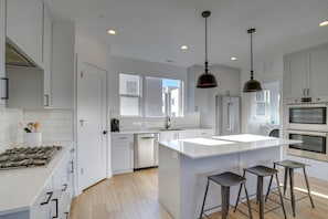 Fridge, microwave, stovetop, dishwasher