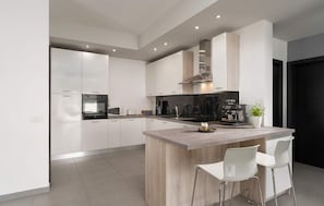 Geladeira, fogão, cooktop, lava-louças