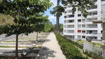 Vista frontal de la propiedad