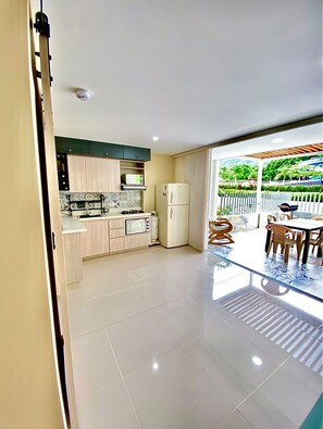 Business Apartment | Private kitchen | Cookware/dishes/utensils