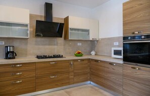 Kjøleskap, ovn, kokeplater og oppvaskmaskin