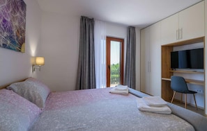 3 bedrooms, iron/ironing board, free WiFi, bed sheets