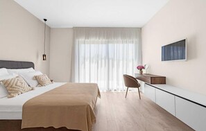 3 bedrooms, desk, soundproofing, iron/ironing board