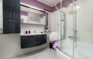 Shower, hair dryer - Awesome home in Labin (Labin)