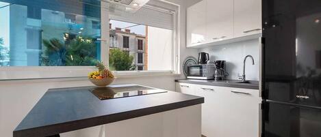 Kjøleskap, kokeplater, oppvaskmaskin og kaffetrakter/tekoker