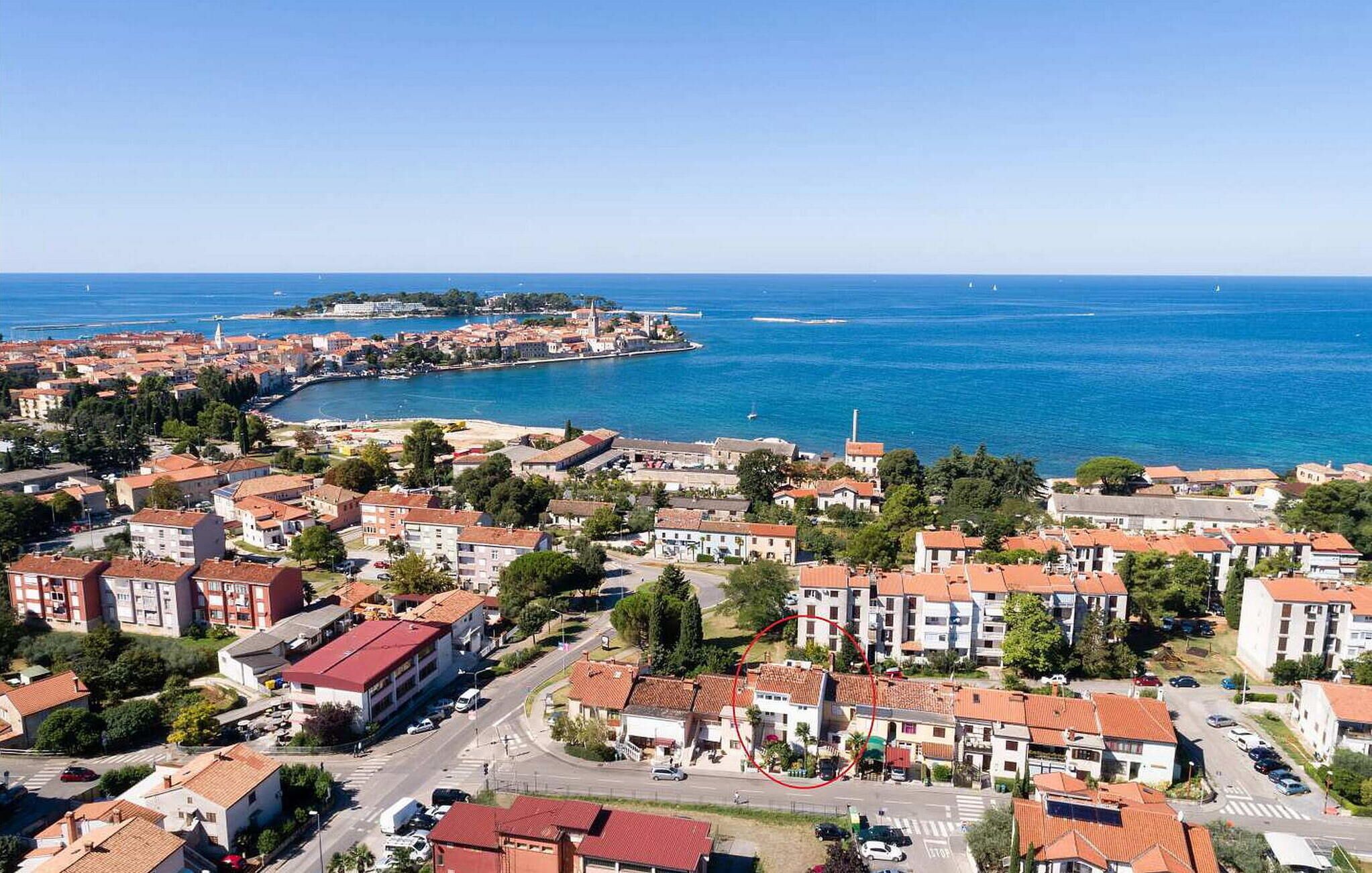 Vista aérea de un pueblo costero con edificios, carreteras y un puerto.
