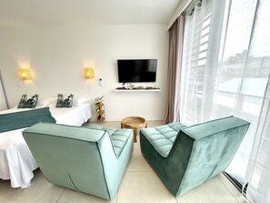Een strijkplank/strijkijzer, reisbedje, wifi, beddengoed