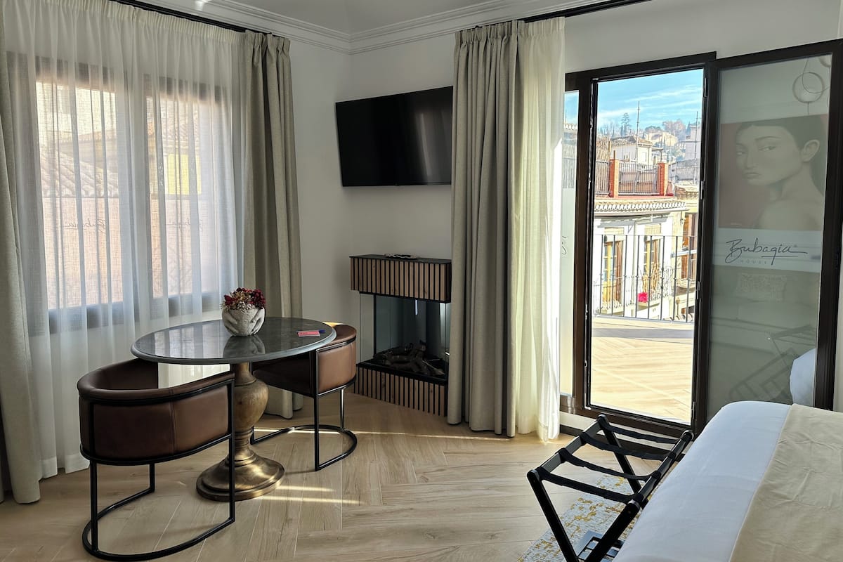 Habitación Deluxe doble, vistas a la montaña, en una planta alta | 2 dormitorios, sábanas de algodón egipcio, ropa de cama de alta calidad