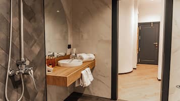 Loft conforto, acessível, sacada | Banheiro | Produtos de toalete de grife, secador de cabelo, roupões de banho