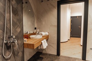 Loft Confort, accesible para personas con discapacidad, balcón | Baño | Artículos de higiene personal de diseño, secador de pelo y albornoces
