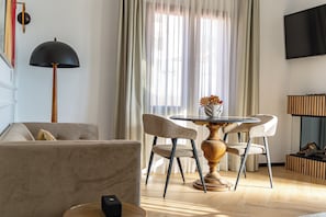 Deluxe Double Room, Mountain View, Tower | Living area | 43-inch LED TV with digital channels, Netflix, MP3 dock - Bubaqia House (Granada)