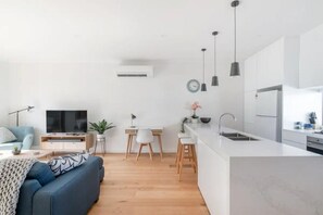 Smart TV, stereo - Perfect Port Melbourne Townhouse (South Melbourne)