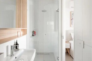 Shower, hair dryer, towels, soap - Perfect Port Melbourne Townhouse (South Melbourne)