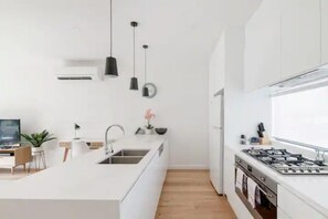 Frigorifero, microonde, forno, piano cottura