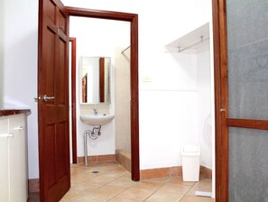 Shower, hair dryer, towels, soap - Spacious 3 Bedroom villa with large pool (Port Douglas)