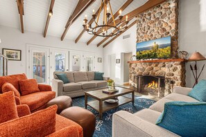 Smart-TV, peis og bøker