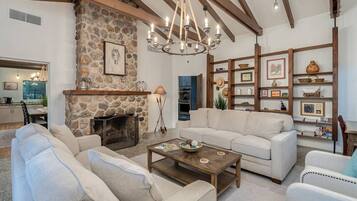 Een smart-tv, een open haard en boeken