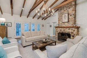 Smart TV, caminetto, libri