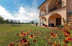 Property grounds - Lovely apartment in Karojba (Karojba)