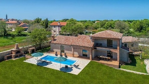 A two-story house with a swimming pool, outdoor seating, and a view of the sea. - Beautiful home in Vodnjan (Vodnjan)