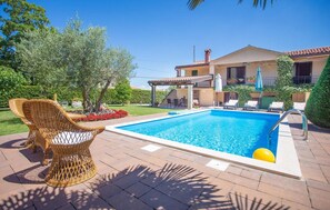 A swimming pool with lounge chairs, a covered patio, and a house with a tiled roof. - 2 bedroom cozy home in Tar-Vabriga (Tar-Vabriga)