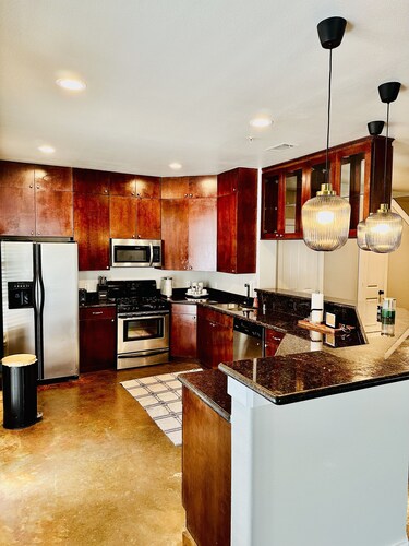 Located in the heart of Houston! Easy access to freeways, sports arenas, & more!