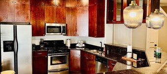 Located in the heart of Houston! Easy access to freeways, sports arenas, & more!