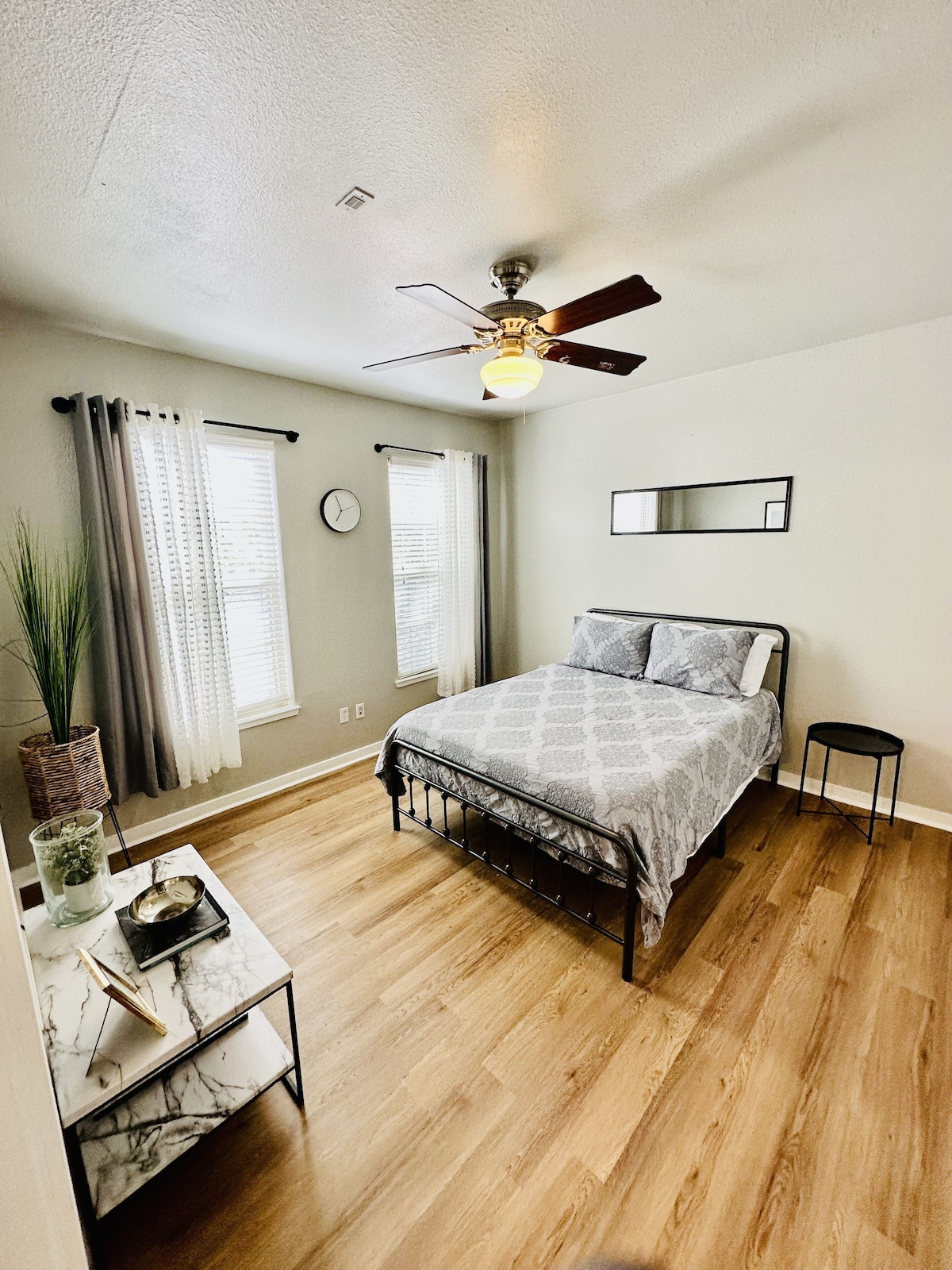 Photo 7 of Located in the heart of Houston! Easy access to freeways, sports arenas, & more!