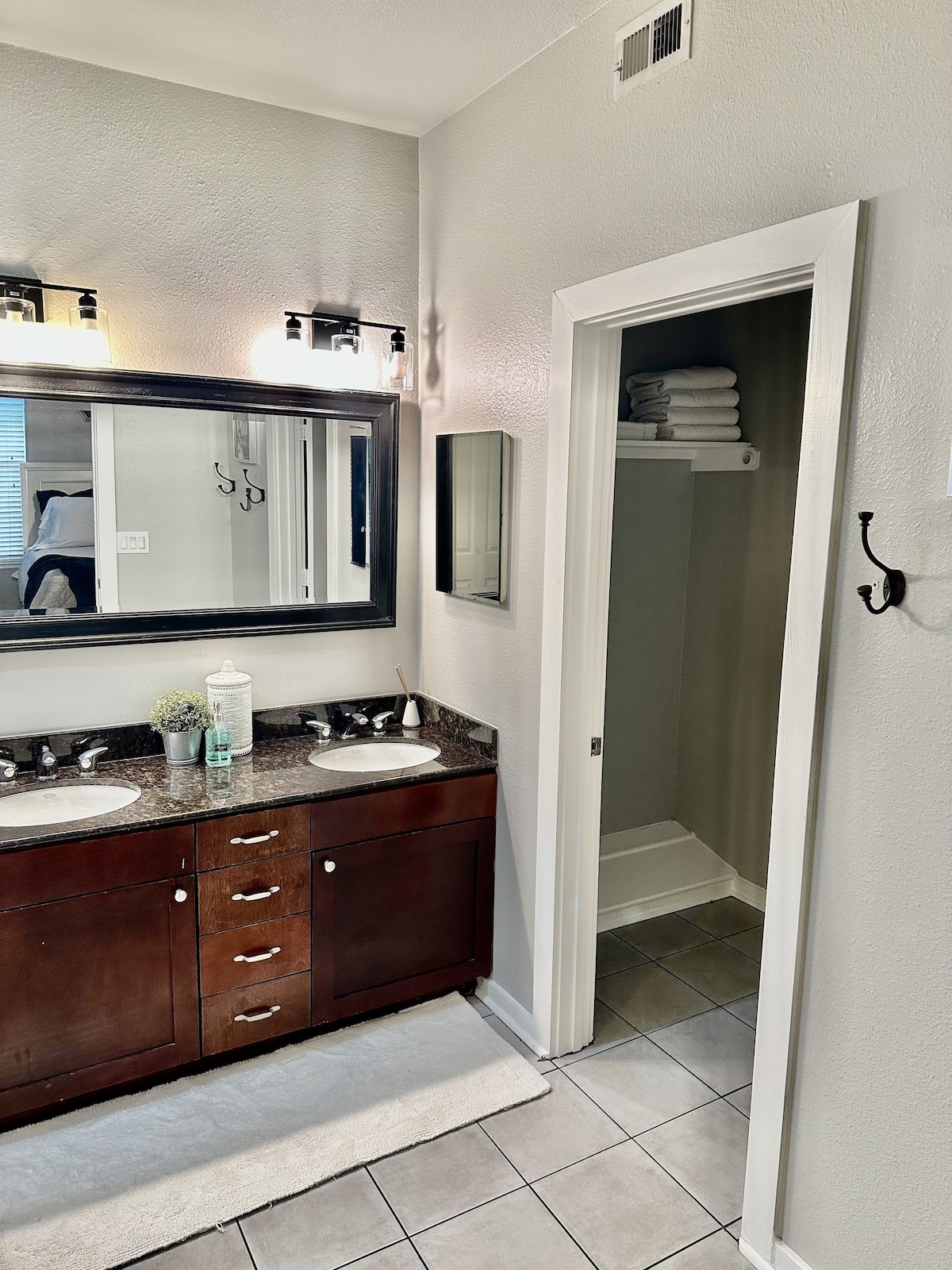 Photo 28 of Located in the heart of Houston! Easy access to freeways, sports arenas, & more!