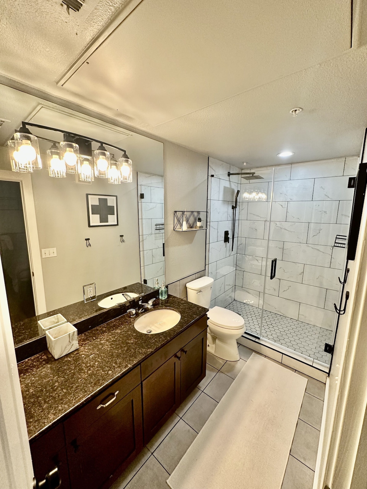 Photo 8 of Located in the heart of Houston! Easy access to freeways, sports arenas, & more!