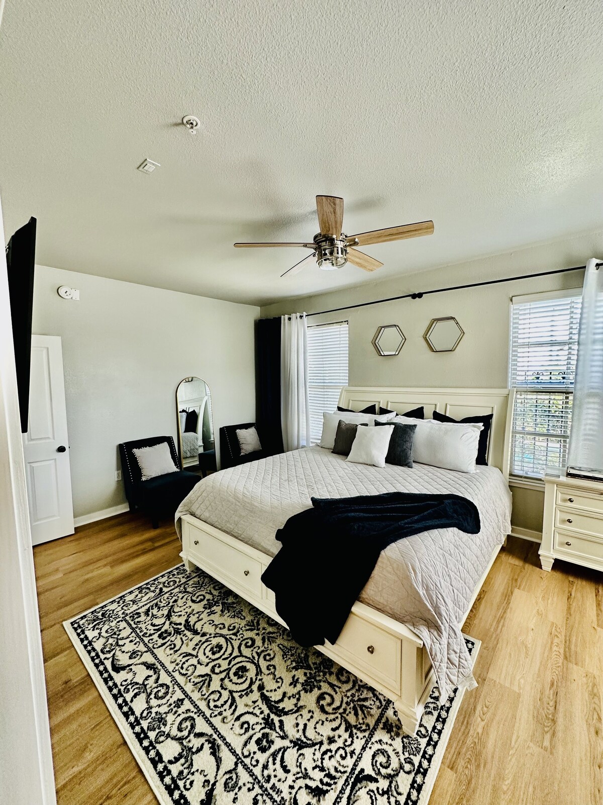 Photo 18 of Located in the heart of Houston! Easy access to freeways, sports arenas, & more!
