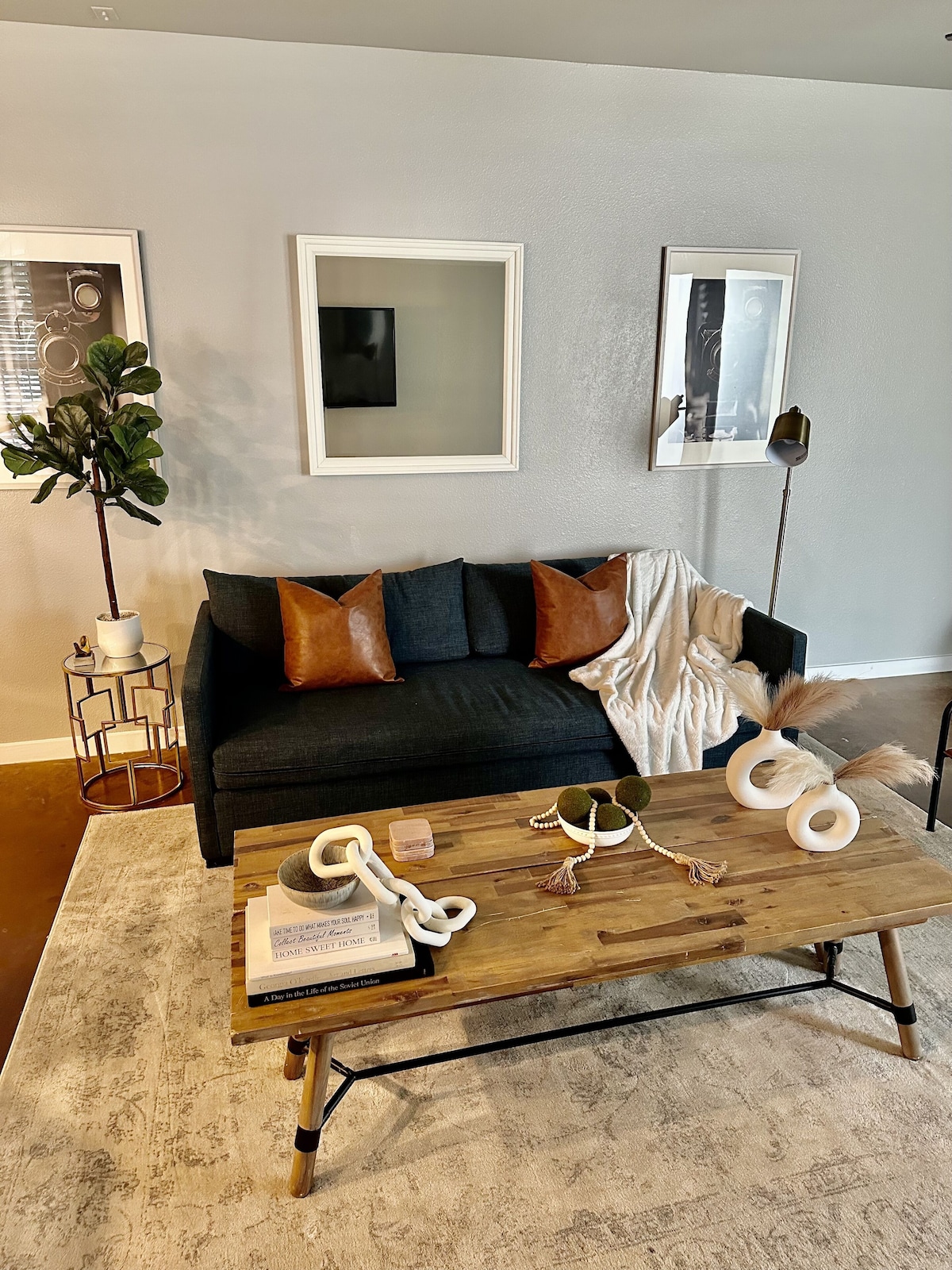 Photo 4 of Located in the heart of Houston! Easy access to freeways, sports arenas, & more!