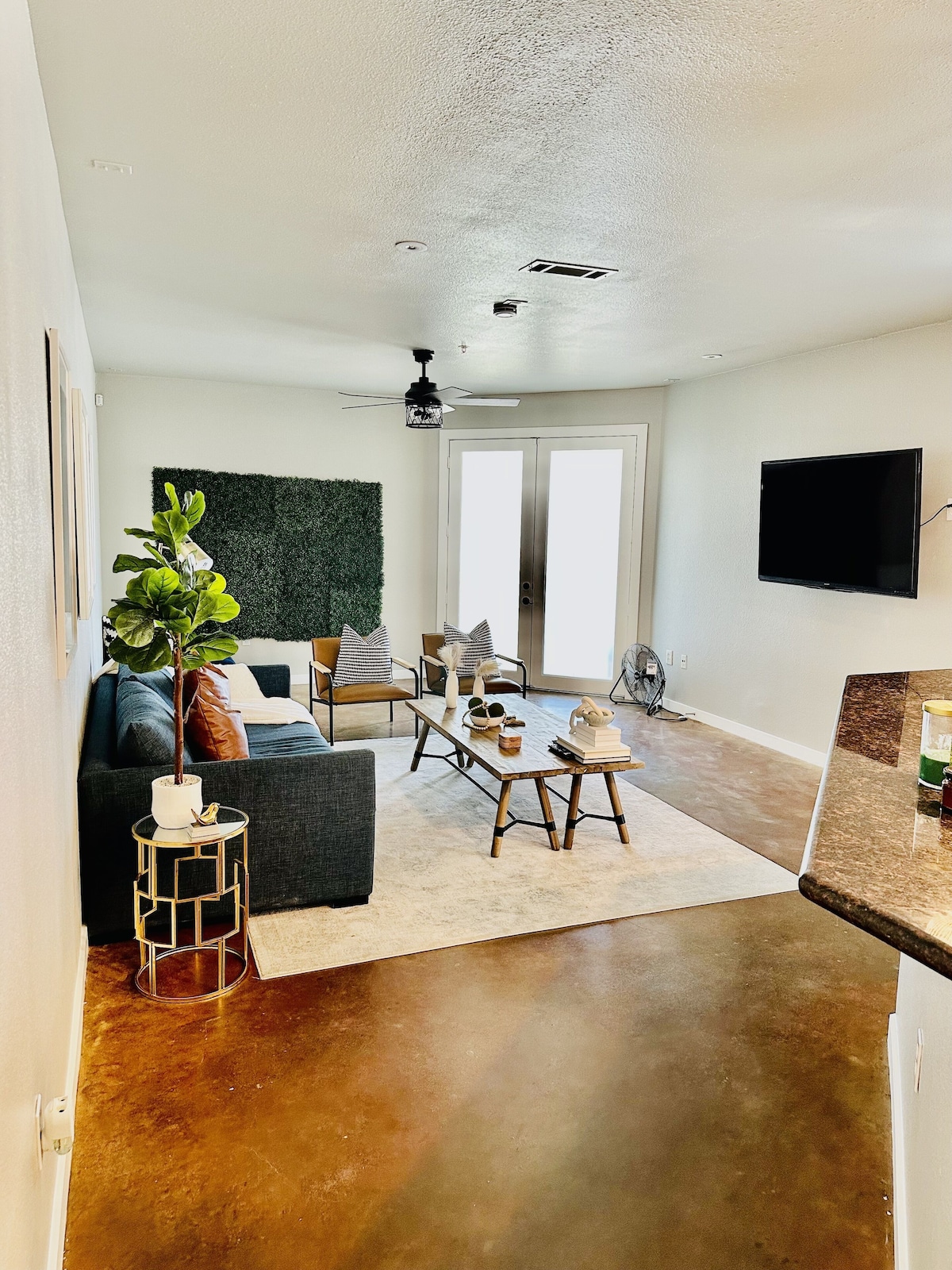 Located in the heart of Houston! Easy access to freeways, sports arenas, & more!