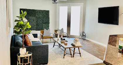 Located in the heart of Houston! Easy access to freeways, sports arenas, & more!