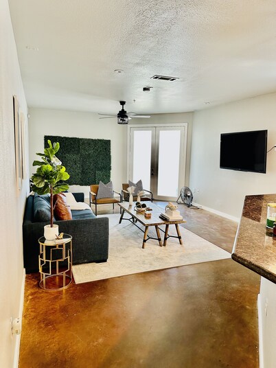 Located in the heart of Houston! Easy access to freeways, sports arenas, & more!