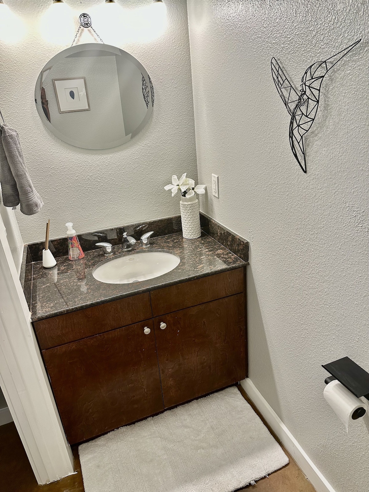Photo 10 of Located in the heart of Houston! Easy access to freeways, sports arenas, & more!
