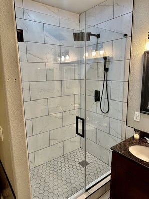 Dusche, Haartrockner, Handtücher, Shampoo