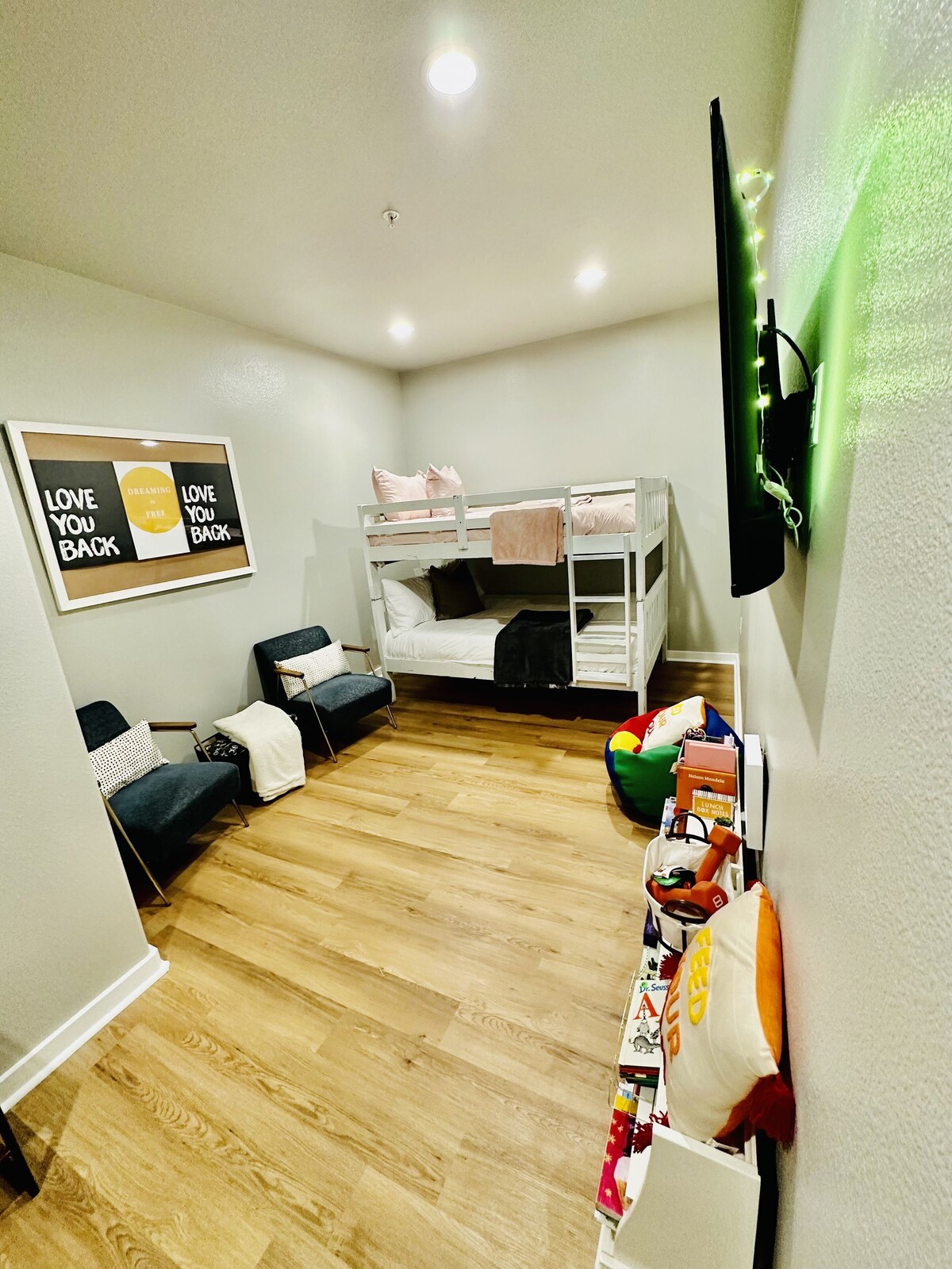 Photo 14 of Located in the heart of Houston! Easy access to freeways, sports arenas, & more!