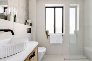 Een douche, een haardroger, handdoeken