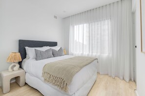 2 quartos, escrivaninha, ferros/tábuas de passar roupa