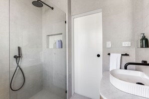 Dusche, Haartrockner, Handtücher