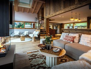 Télévision, cheminée, table de tennis de table, chaîne hi-fi