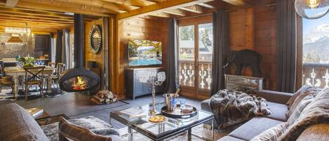 Una televisión, una chimenea, videojuegos, un reproductor estéreo