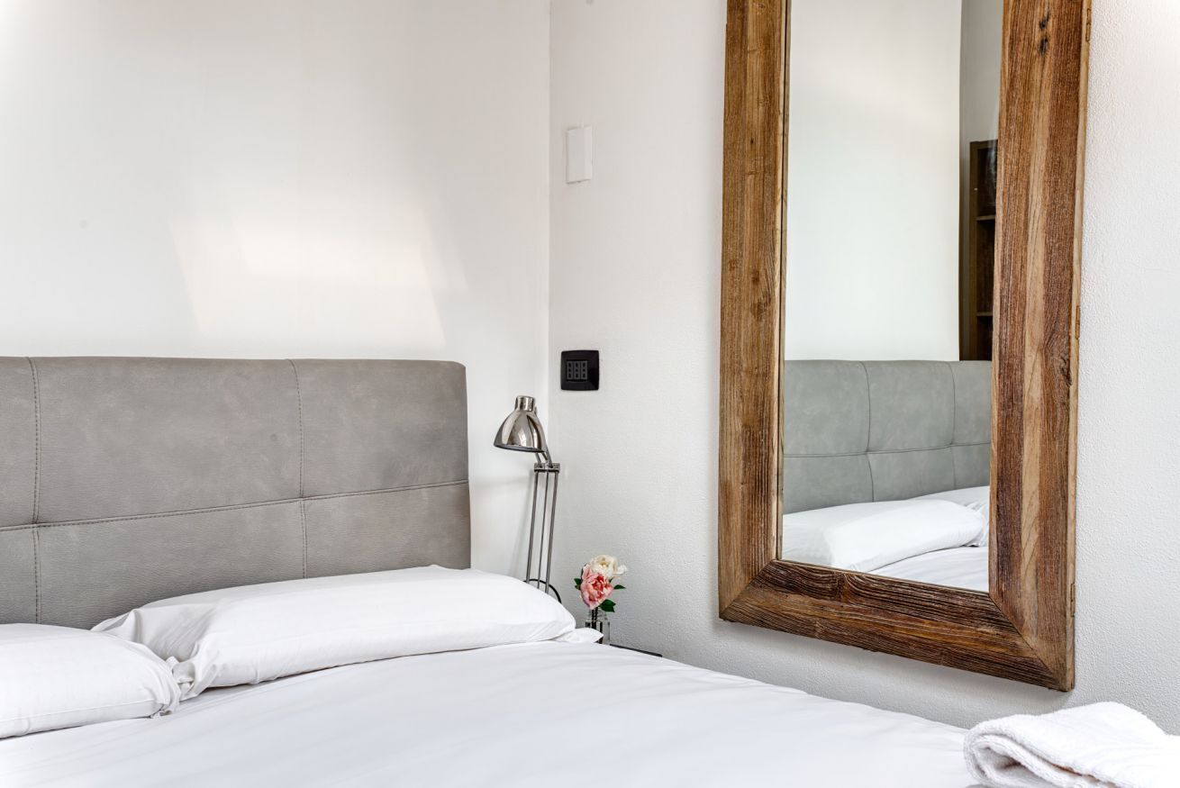 1 habitación, tabla de planchar con plancha, wifi gratis y ropa de cama 