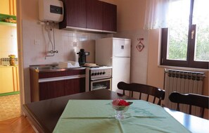 Geladeira, fogão, cooktop, cafeteira/chaleira